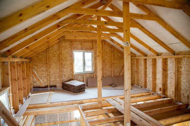 Combles en cours d’aménagement sous une charpente bois