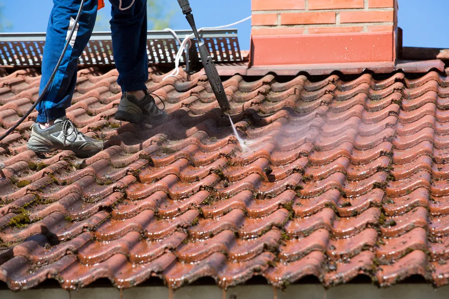 Traitement hydrofuge appliqué sur une toiture en tuiles